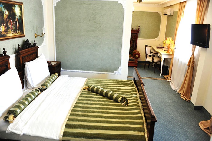 Queen’s Astoria Design 10